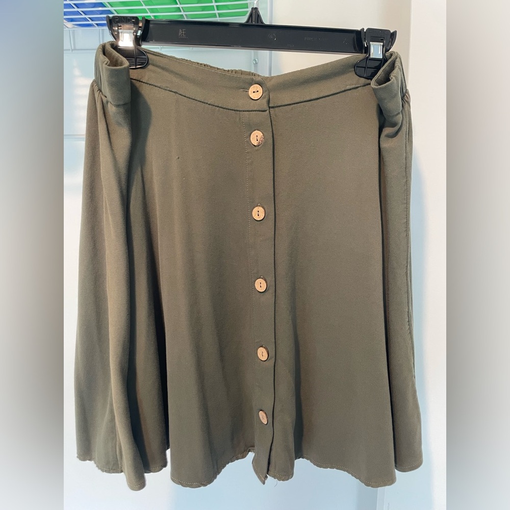 Olive Button-Front Skirt. Size XL.